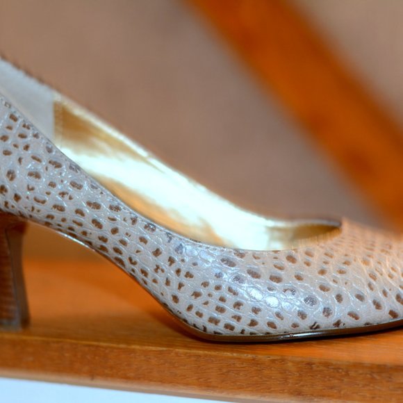 DOTTED CREAM & GOLD SHOES - Picture 1 of 7